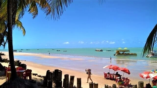 O que fazer em Cabedelo PB: Praia do Poço, saída dos barcos para a ilha Areia Vermelha